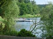 Teil der Strandpromenade: Steg in den Klpinsee.