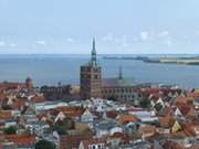 Stralsund: Nikolaikirche, Alter Markt und Strelasund.