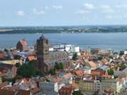 Stralsunder Sakralbauten: Sankt-Jakobi-Kirche und Ozeaneum.