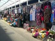 Blumen und Kleidung: Marktstnde in Swinemnde.