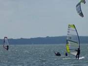 Seebad ckeritz auf Usedom: Surfen auf dem Achterwasser.