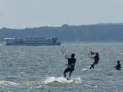 Ausflugsdampfer und Kiter: Achterwasser im Sonnenschein.