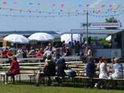 Das Hafenfest beginnt: Erste Gste auf dem Loddiner Festplatz.