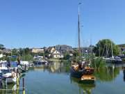 Einfahrt in den Hafen Loddin: Ein Segelboot legt an.