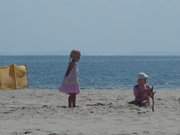 Kinderspiel im Strandsand: Sommerferien auf Usedom.