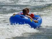 Schlauchboot am Strand: Badespa am Ostseestrand.