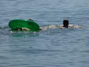 Zempin auf Usedom: Schwimmen im blauen Ostseewasser.