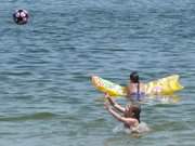 Ballspiel im Ostseewasser: Urlaub in Klpinsee.