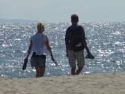 Paar am Meer: Ostseestrand des Seebades Trassenheide.