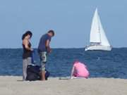 Urlaub auf Usedom: Familie und Segelboot.