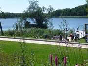 Am Klpinsee: Strandpromenade des Seebades Loddin.