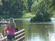 Schwaneninsel im Klpinsee: Strandstrae des Seebades Loddin.