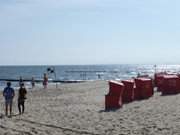 Morgen am Ostseestrand: Strandkrbe im Sonnenlicht.