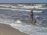 Baden im Wellengang: Mutter und Kind am Strand von Zempin.