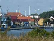 Verschandelnd und unwirtschaftlich: Windkraftanlagen auf dem Festland.