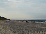 Ostseestrand leert sich: Abends am Seebad Zempin.