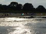 Lichtreflexe: Abendstimmung auf dem Zempiner Strand.