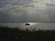 Am Achterwasserhafen Stagnie: Sonnenfleck auf dem Achterwasser.