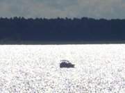 Motorboot auf dem Achterwasser: Blick vom Rauheberg.