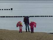 Auf Regen eingestellt: Strandwanderung nach Koserow.