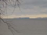 Novemberabend auf Usedom: Silhouette der Insel Rgen.