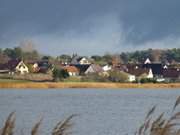 Seebad ckeritz auf Usedom: Dunkle Wolken ber dem Achterwasser.