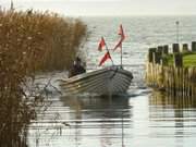 Fischerboot: Einfahrt in den Achterwasserhafen von Loddin.