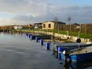 Hafen des Seebades Loddin: Anleger und Vereinsgebude.