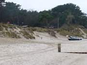 Authentisches Usedom: Fischerhtten und Fischerboote.