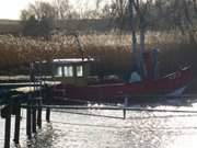 Loddin in der Inselmitte: Fischerboot im Hafen.