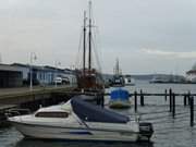 Wenige Boote: Hafen des Ostseebades Karlsagen im Winter.