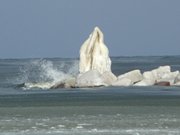 Seezeichen mit Eispanzer: Ostsee am Koserower Streckelsberg.