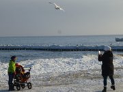 Familienfoto am Strand: Winterurlaub auf Usedom.