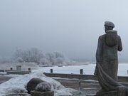 Fischerdenkmal am Hafen: Kamminke im Usedomer Haffland.