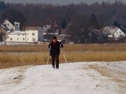 Unkonventionelle Loipe: Skifahren auf dem Deich.