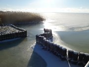 Zugefrorenes Achterwasser am Hafen des Seebades ckeritz.