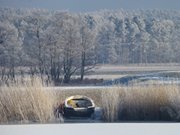 Fischerboot an der Melle: Winterruhe am Achterwasser.