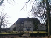 Hinter dem Burggraben: Wasserschloss Mellenthin auf Usedom.