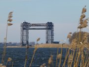 ber den Peenestrom: Ruine der Eisenbahnhubbrcke von Karnin.