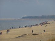 Strandwanderung: Urlaubsgste auf dem Ostseestrand von Usedom.