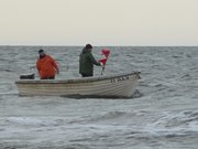 Zurck vom Fang: Fischer am Strand von Trassenheide.