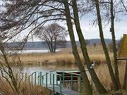 Steg im Nepperminer See: Bootshuser am Achterwasser.