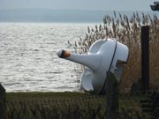 Winterruhe: Tretboot am Achterwasserhafen von Loddin.