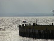 Rckkehr vom Fischfang: Fischerboot auf dem Achterwasser.