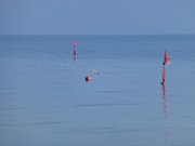 Fischernetze in der Ostsee: Windstille am Ostseestrand.