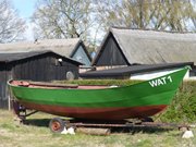 Fischerboot an Land: Auf dem Lieper Winkel von Usedom.