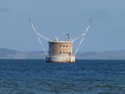 Im Hintergrund Rgen: Knstliche Insel im Greifswalder Bodden.