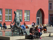 Das nahe Festland: Fischerbrunnen am Marktplatz von Greifswald.