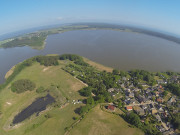 Sellin am Schmollensee: Im Hintergrund das Achterwasser.