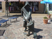 Fischerdenkmal: Marktplatz von Ueckermnde.